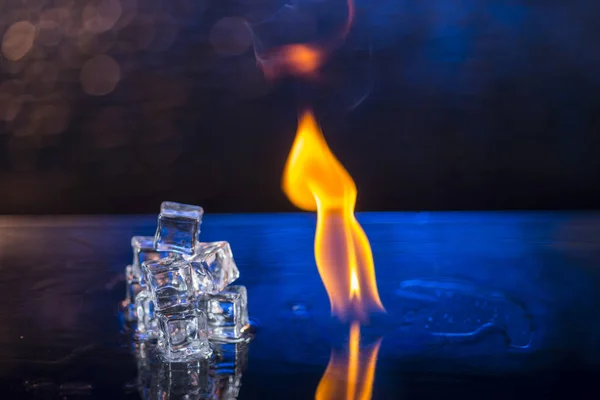 Eiswürfel und Feuer auf einer Wasseroberfläche auf abstraktem Hintergrund — Stockfoto