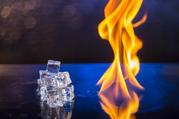 Eiswürfel und Feuer auf einer Wasseroberfläche auf abstraktem Hintergrund — Stockfoto