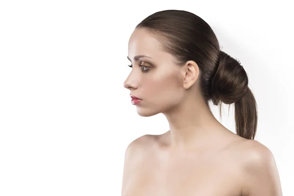 Retrato feminino de beleza com ombros nus isolados em branco — Fotografia de Stock