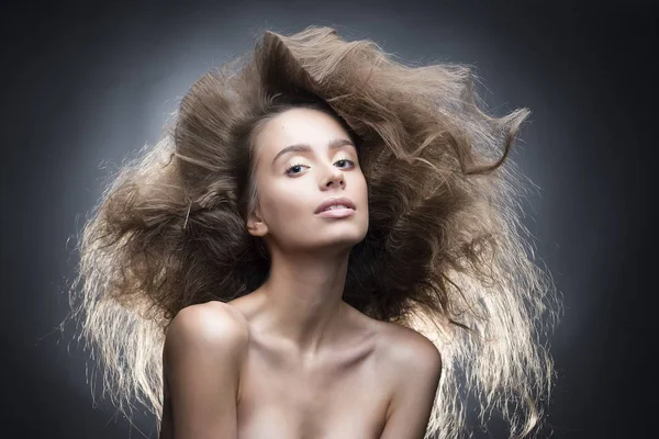 Joven mujer estudio belleza retrato vanguardia peinado sobre fondo gris —  Fotos de Stock