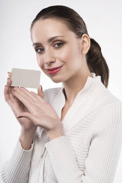Девушка держит четкую карту изолированы на белом
