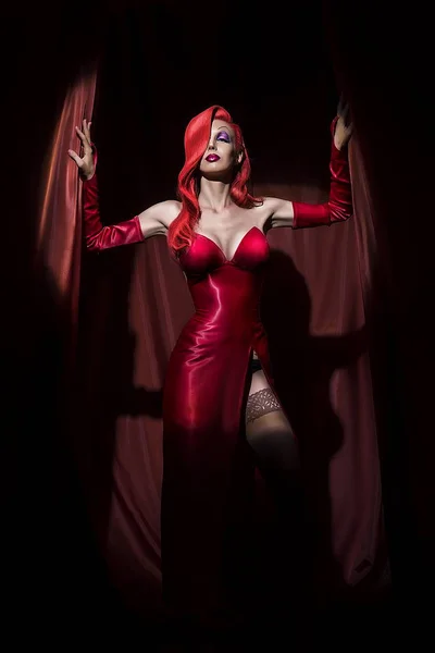 Kırmızı elbiseli kızıl saçlı kız cosplay çizgi roman seksi oyuncu