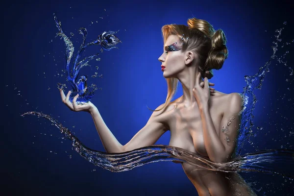 Nude girl holds a flower from water and the water splashes aroun — Stock Photo, Image