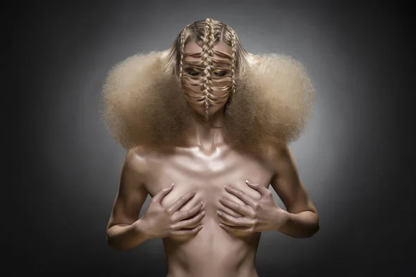 Топлесс девушка, покрывающая грудь с авангардной прической на серой — стоковое фото