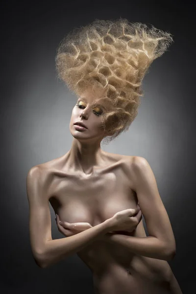 Félmeztelen lány mell-és a vanguard frizura, egy szürke, amely — Stock Fotó