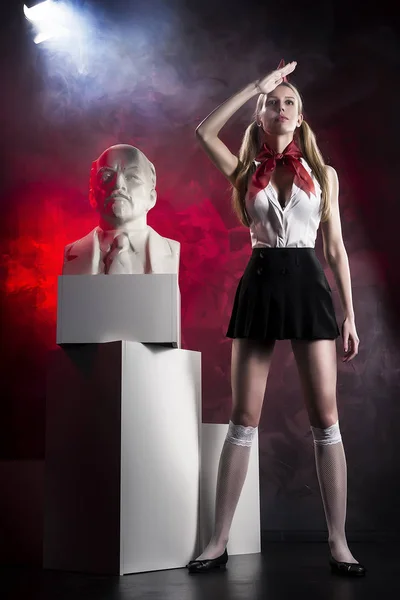 SSSR komunistická průkopník sexy dívka a Leninova socha — Stock fotografie