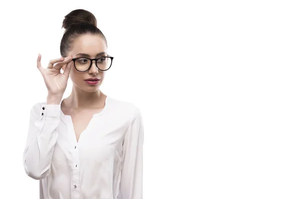 Retrato feminino em óculos sobre um fundo branco — Fotografia de Stock