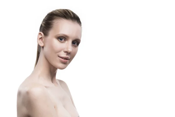 Retrato feminino de beleza com ombros nus isolados em branco — Fotografia de Stock