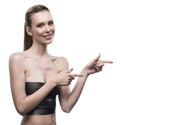 Flickan pekar ett finger på tomma utrymmet till höger på en vit — Stockfoto