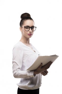 Office Kız bardaklarda kağıtları üzerinde beyaz izole elinde tutan