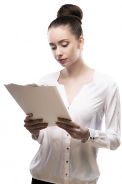 Office kız kağıtları üzerinde beyaz izole elinde tutan