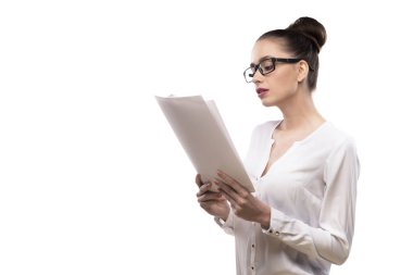 Office Kız bardaklarda kağıtları üzerinde beyaz izole elinde tutan