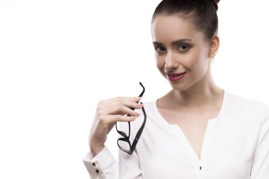 Beyaz bir arka plan üzerinde bardaklarda kadın portre