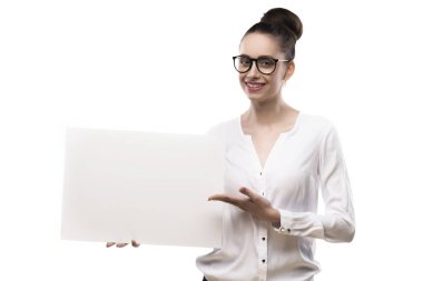 Office kız beyaz backgrou elleri boş beyaz tabakta tutar