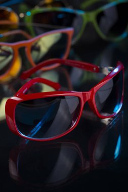 karanlık bir arka plan üzerinde çeşitli güneş gözlüğü