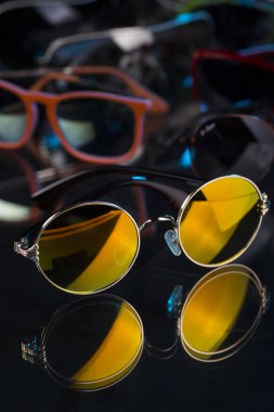 karanlık bir arka plan üzerinde çeşitli güneş gözlüğü