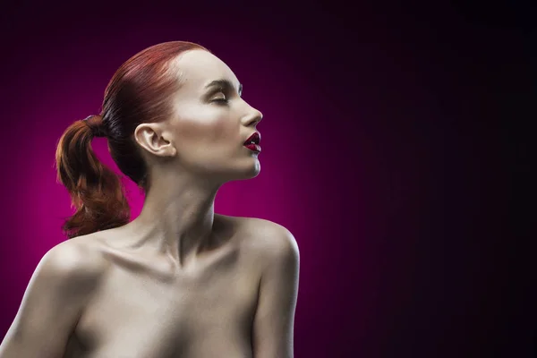 Портрет девушки красоты на фиолетовом фоне — стоковое фото