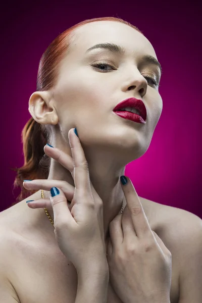 Retrato de chica de belleza sobre un fondo violeta —  Fotos de Stock