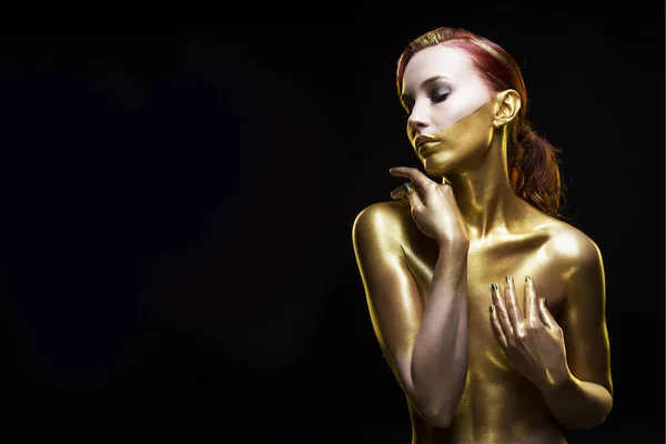 Dziewczyna, przyciemniane w złoto na czarnym tle — Zdjęcie stockowe