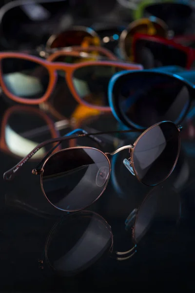 Varias gafas de sol sobre un fondo oscuro —  Fotos de Stock