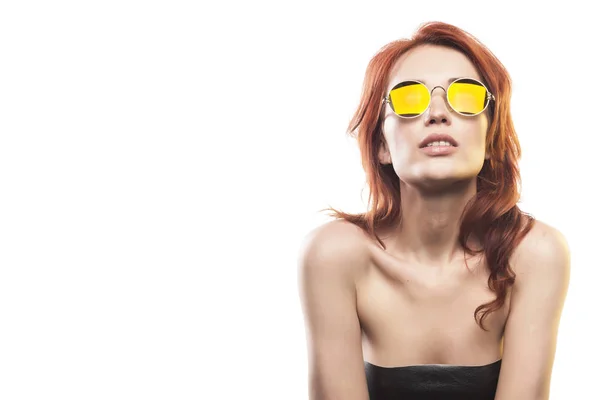 Рыжая девушка в солнцезащитных очках 1 типа — стоковое фото