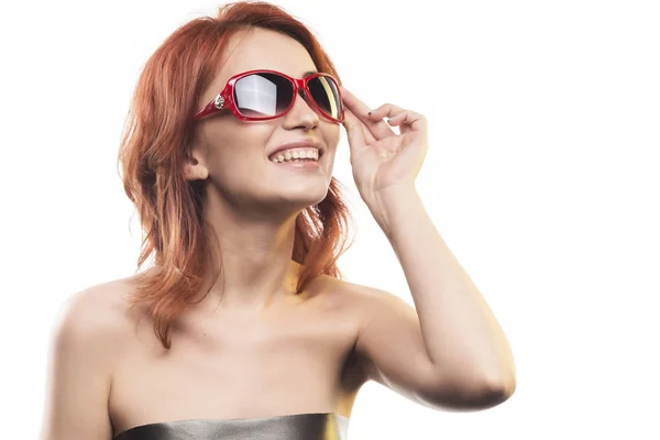 Рыжая девушка в солнцезащитных очках 4 типа — стоковое фото