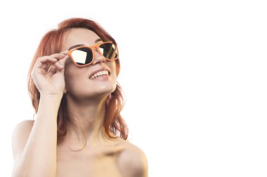 Kızıl saçlı kız güneş gözlüğü türü 5