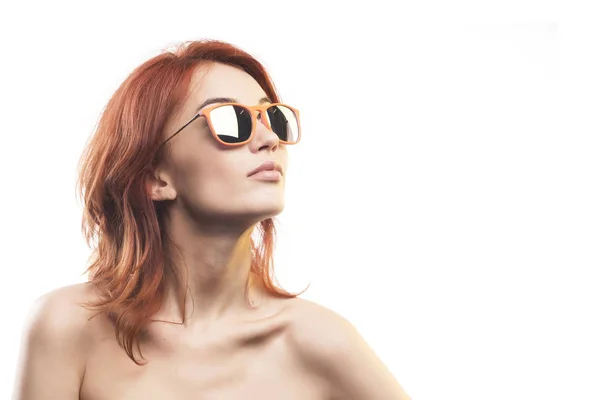 Рыжая девушка в солнцезащитных очках 5 типа — стоковое фото