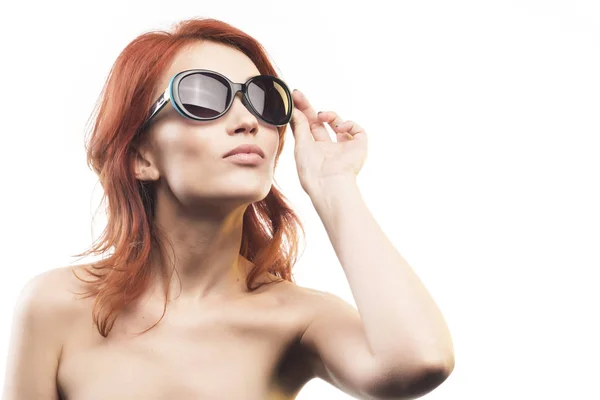 La pelirroja en gafas de sol tipo 8 —  Fotos de Stock