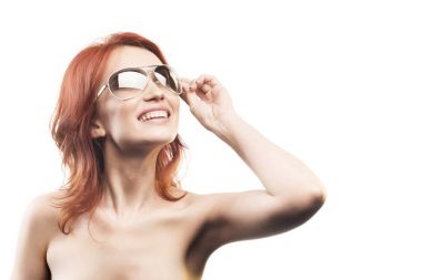 Kızıl saçlı kız güneş gözlüğü yazın 12