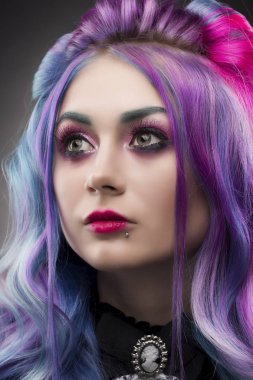 gri bir arka plan üzerinde Gotik çok renkli saç kız