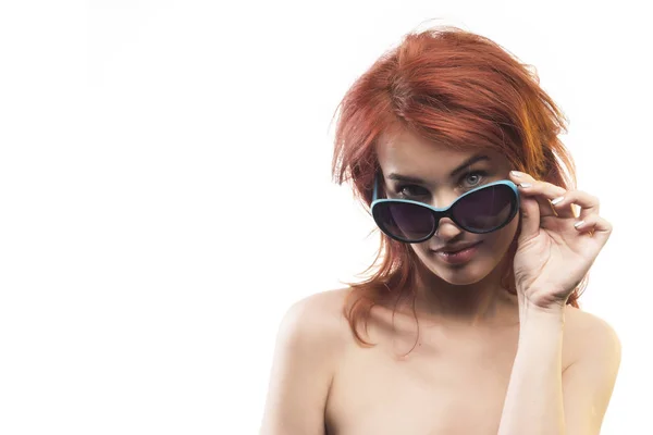 Рыжая девушка в солнцезащитных очках 8 типа — стоковое фото