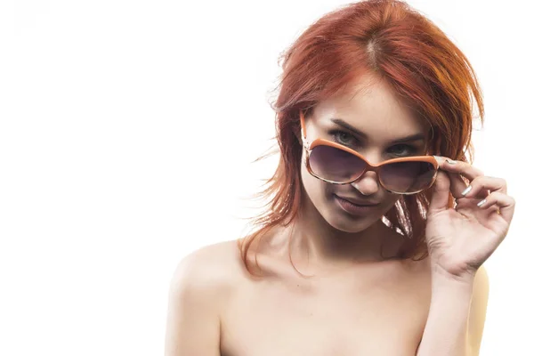 Рыжая девушка в солнцезащитных очках 11 типа — стоковое фото