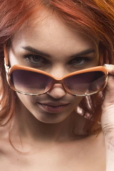 Zrzka dívka v sluneční brýle typu 11 — Stock fotografie