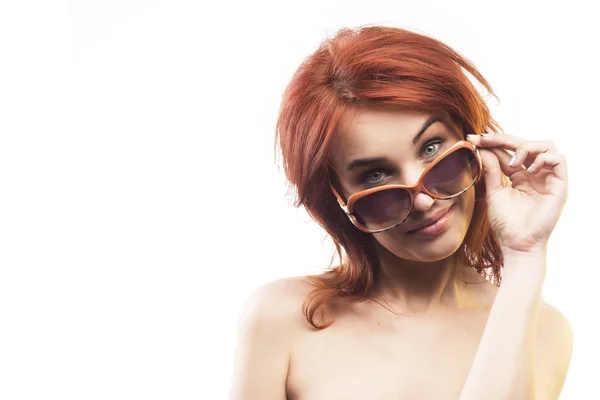 Το κορίτσι κοκκινομάλλα με γυαλιά ηλίου τύπος 11 — Φωτογραφία Αρχείου