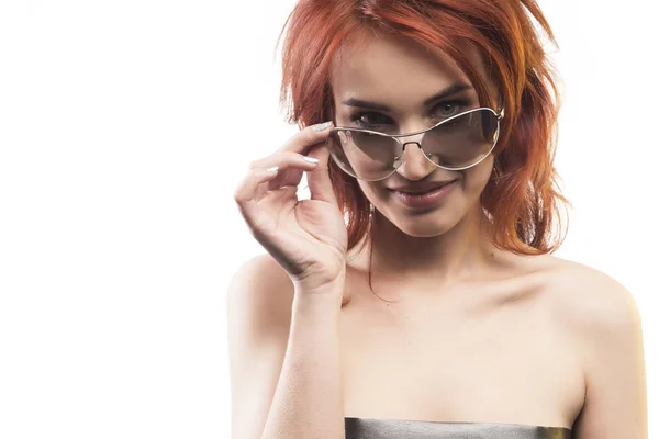 Рыжая девушка в солнцезащитных очках 12 типа — стоковое фото