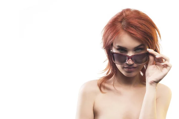 Το κορίτσι κοκκινομάλλα με γυαλιά ηλίου τύπος 13 — Φωτογραφία Αρχείου