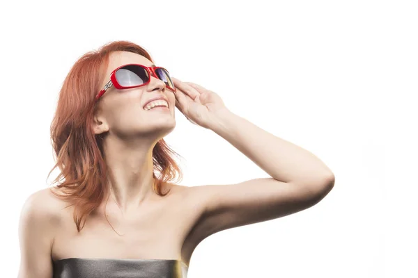 Рыжая девушка в солнцезащитных очках 14 типа — стоковое фото