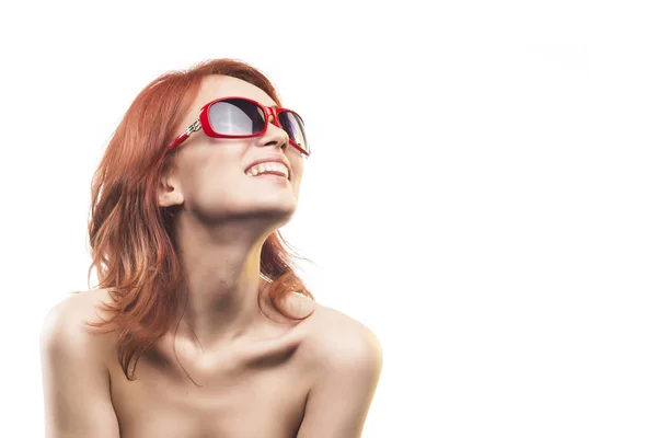 Рыжая девушка в солнцезащитных очках 14 типа — стоковое фото