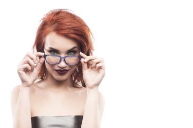 Gözlük gözlük kadın portre üzerinde beyaz izole