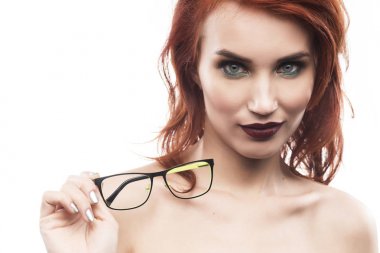 Gözlük gözlük kadın portre üzerinde beyaz izole. 