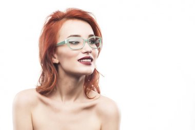 Gözlük gözlük kadın portre üzerinde beyaz izole. Gözlük fram