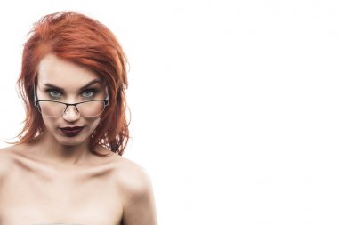 Gözlük gözlük kadın portre üzerinde beyaz izole. Gözlük fram