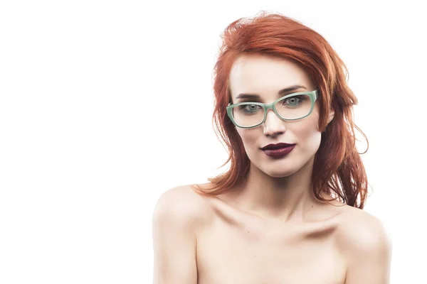 Женский портрет в очках, изолированный на белом. Зрелищный фрам — стоковое фото