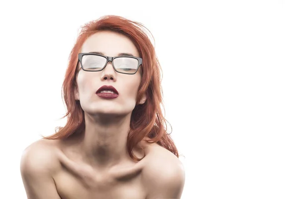 Женский портрет в очках, изолированный на белом. Зрелищный фрам — стоковое фото