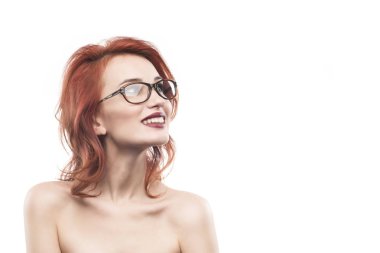 Gözlük gözlük kadın portre üzerinde beyaz izole