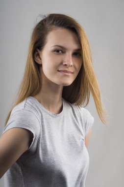 Güzel bir genç esmer kadının yüzü