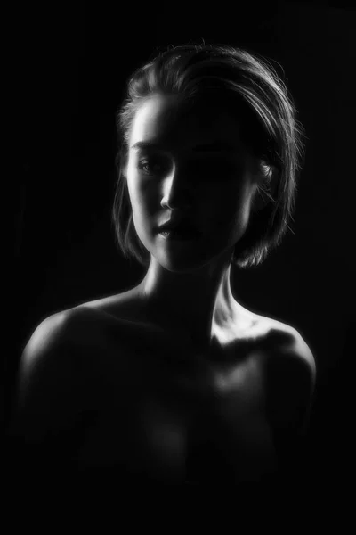 Genç kadın siyah beyaz portre — Stok fotoğraf