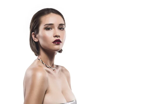 Schöne junge Frau mit eleganter Halskette — Stockfoto