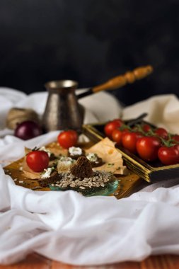 Natürmort. Cezve, kiraz domates şube, ekmek, çatal